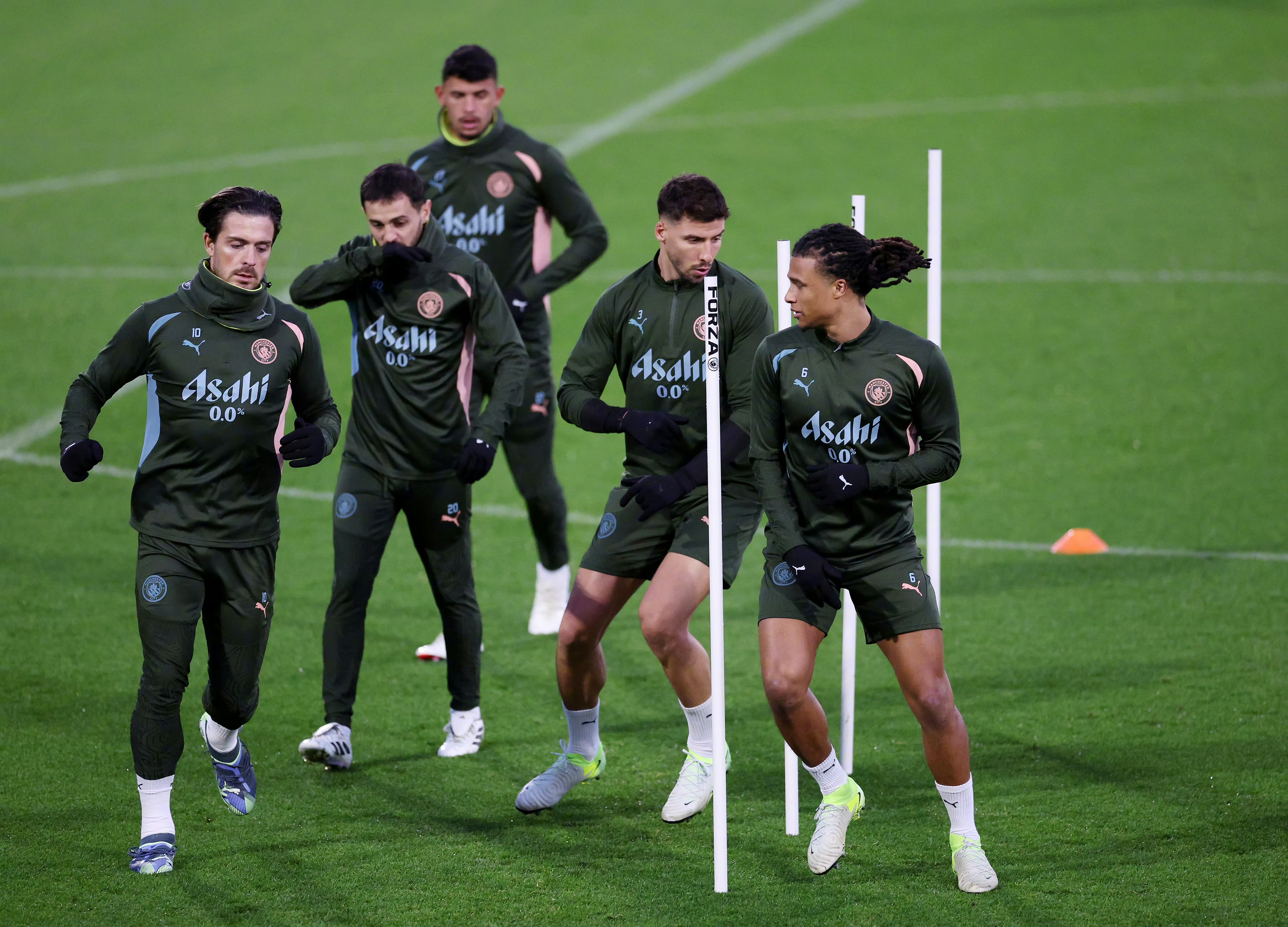 转会期新疆广汇备战欧冠今夜费耶诺德再遭质疑——荷甲节点到来，媒体一致点评：赛前本菲卡门线救险